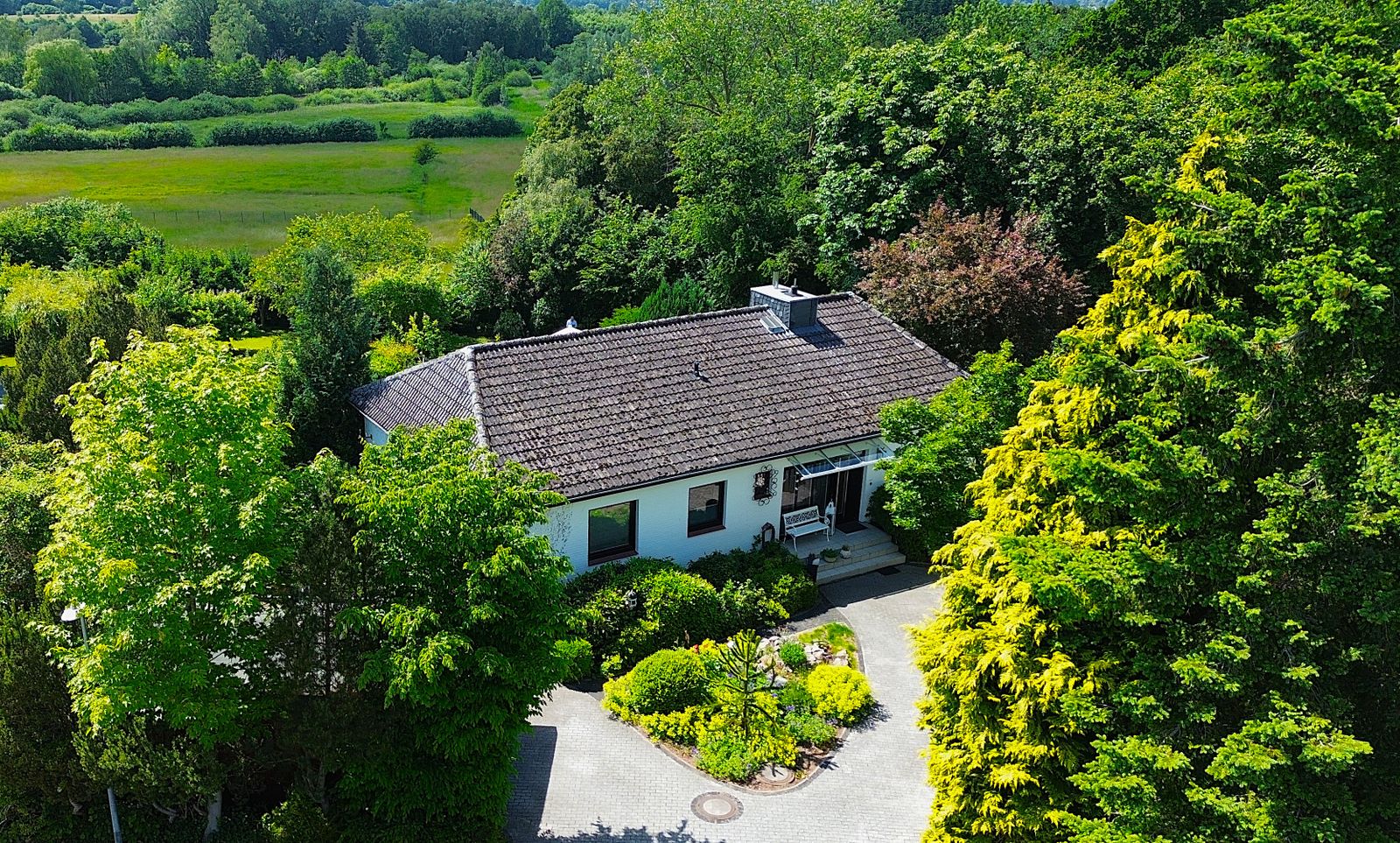 Titelfoto: Bungalow mit Einliegerwohnung in traumhafter Lage in Eutin